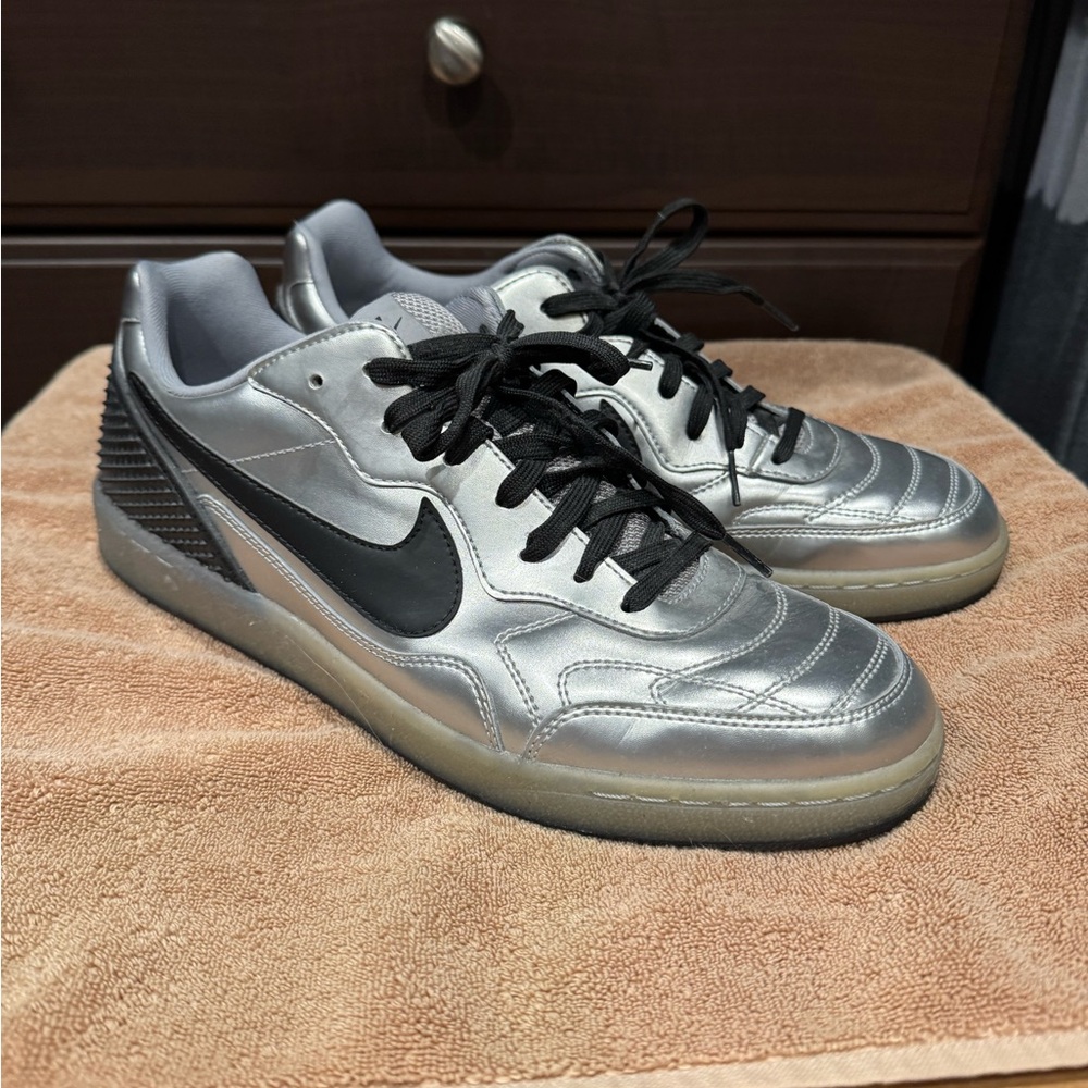 Nike Men's Metallic Silver and Black Athletic Shoes